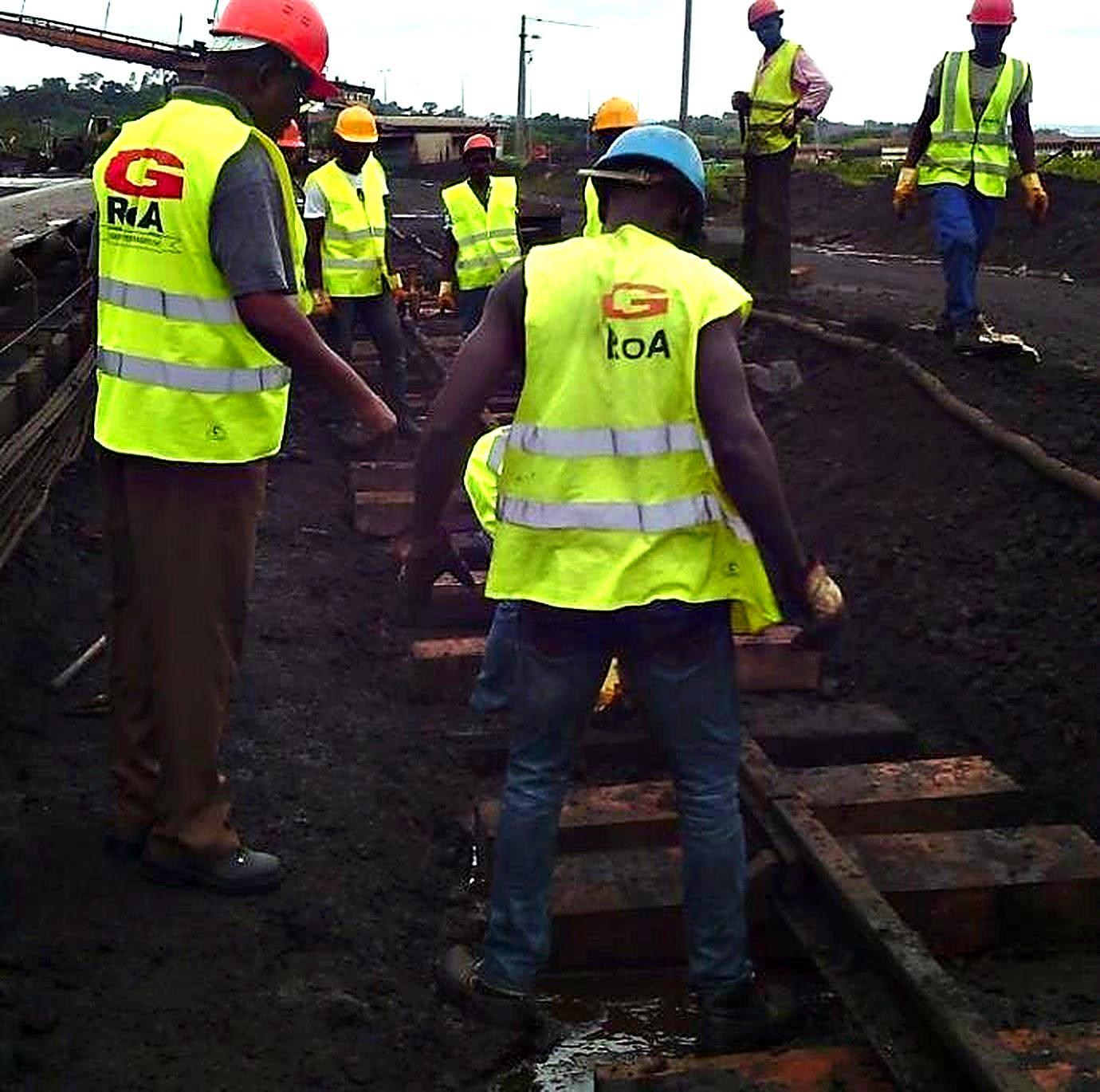 Équipe GROA au calage d’un rail de chemin de roulement sur la mine
