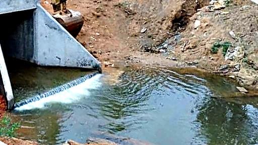 Tête d’ouvrage du dalot et lame d’eau en sortie