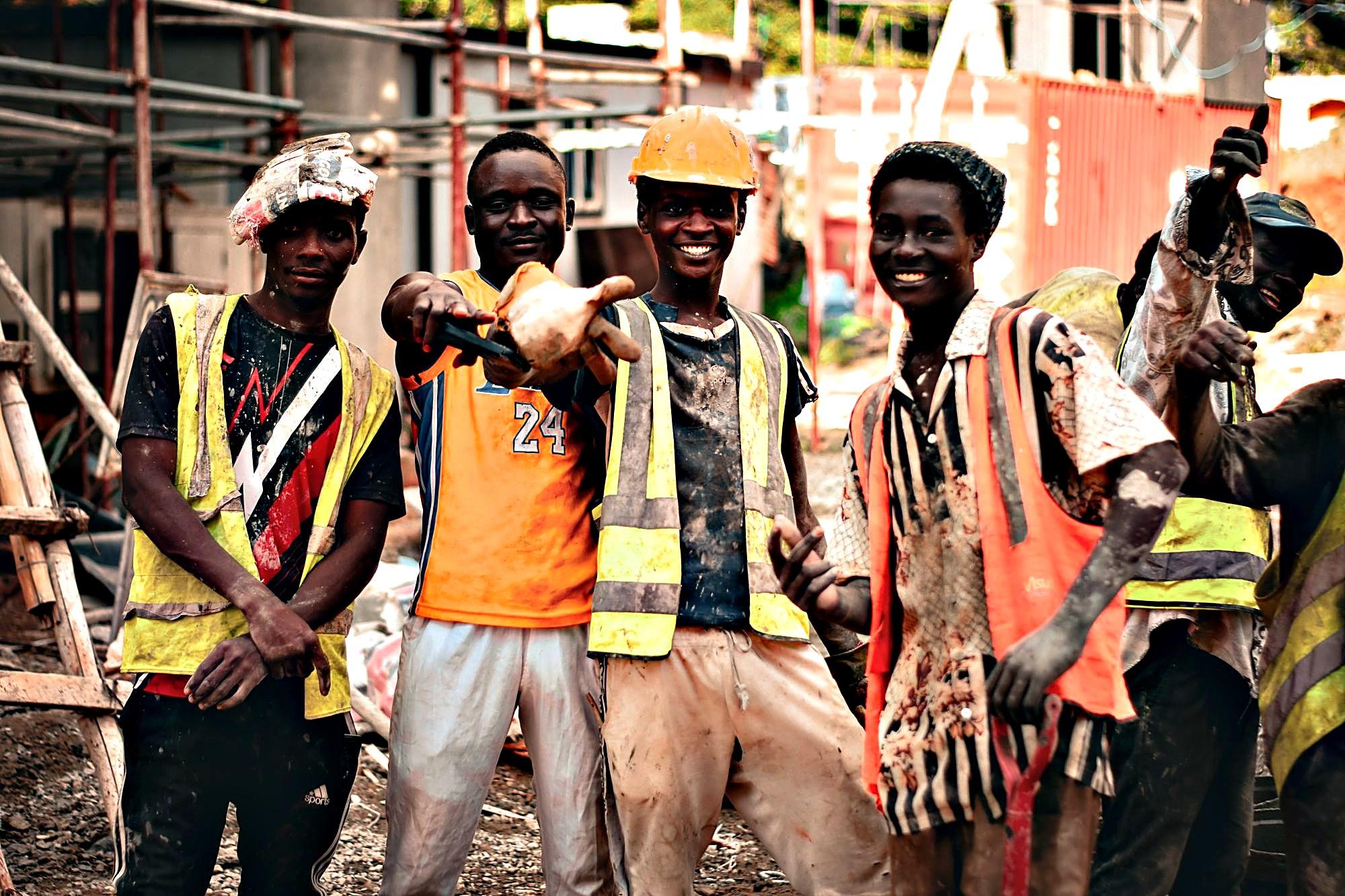 Compagnons réunis sur un chantier