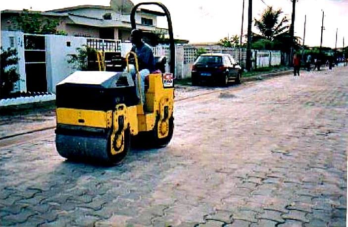 Compacteur tandem serrant les pavés de la chaussée
