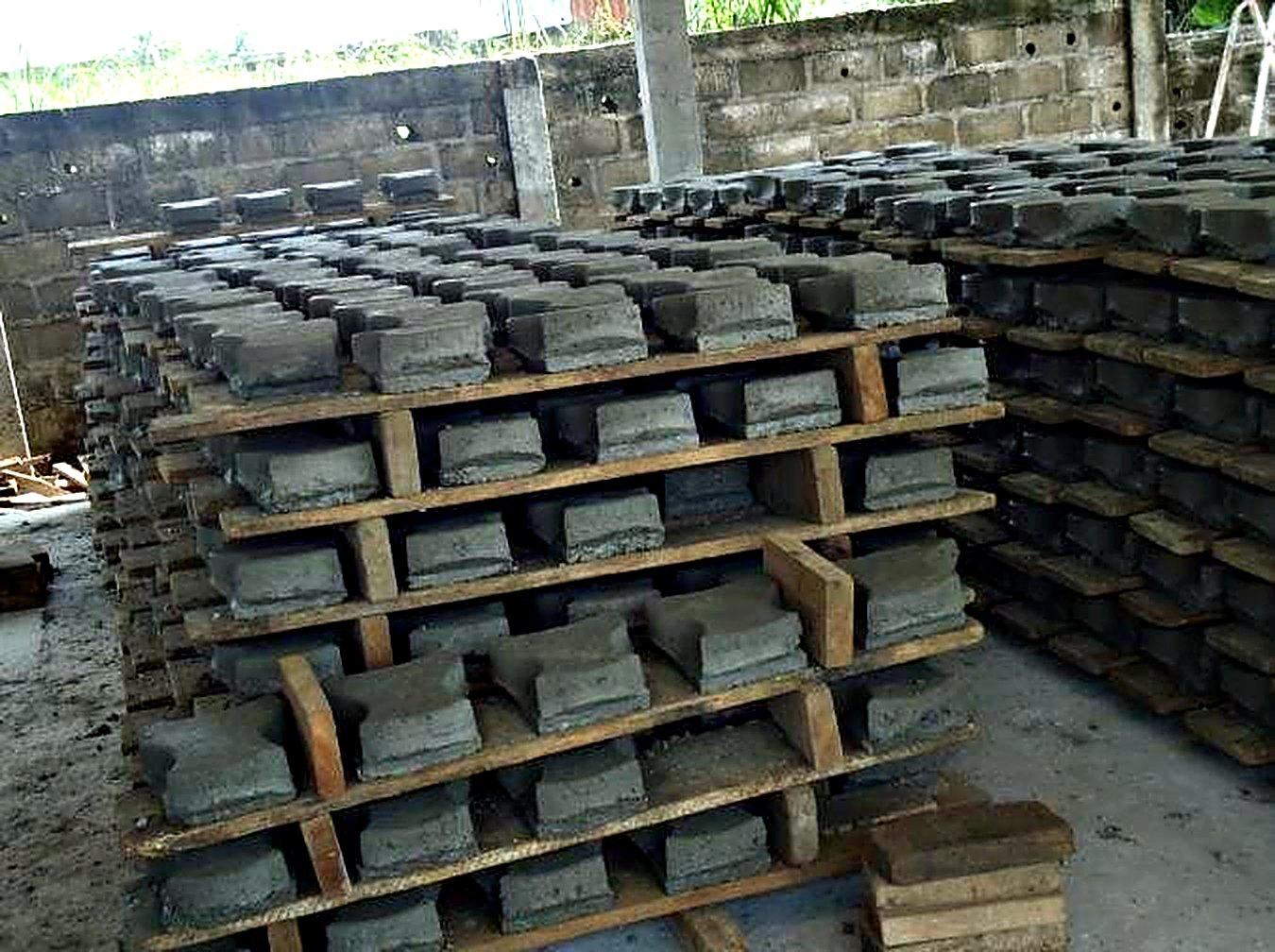 Pavés de 11 empilés sur palettes à l’atelier de préfabrication