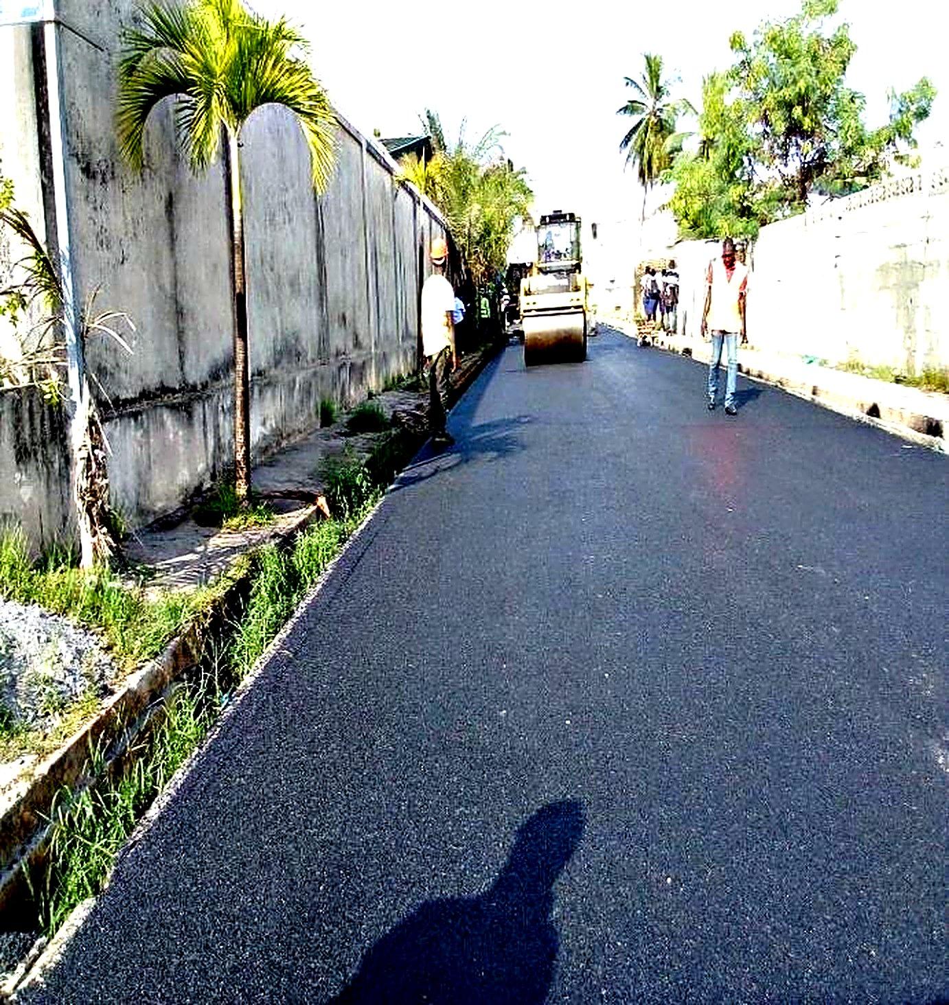Compacteur sur le béton bitumineux neuf de la voirie du Charbonnage